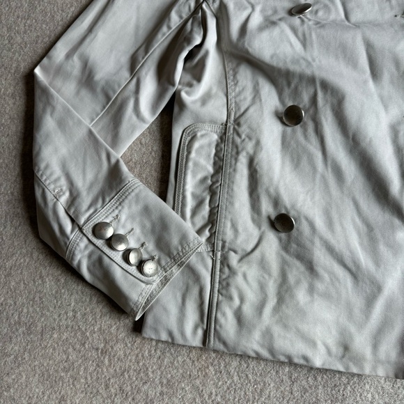 Cropped trench coat with silver hardware - Picture 2 of 6